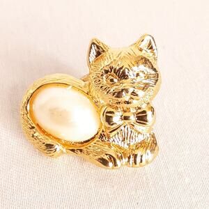 Avon Resting Cat Pin With Pearly Cabochon Belly